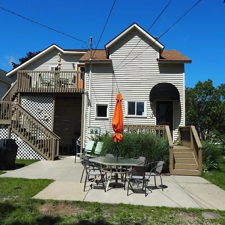 The Cute & Cozy - Upper Apt - Great Location!